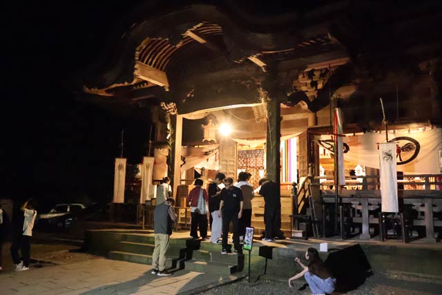 大通りの騒がしさとは対照的な青海神社拝殿