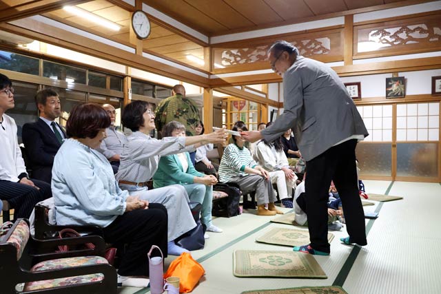 持参した絵本を中川さんに差し出す