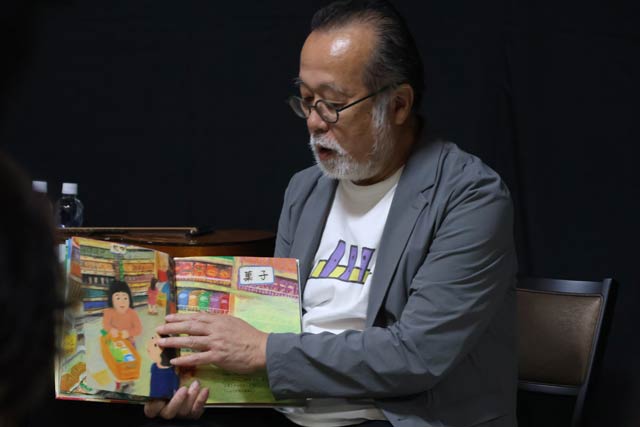 燕市のひとり出版社「おむすび舎」の『いのちのたべもの』を紹介する中川さん