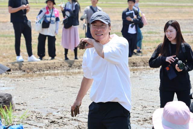 スワローズ・ライスファームプロジェクトで田植えをする高津臣吾さん