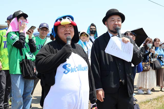 つば九郎のコスプレの佐野市長