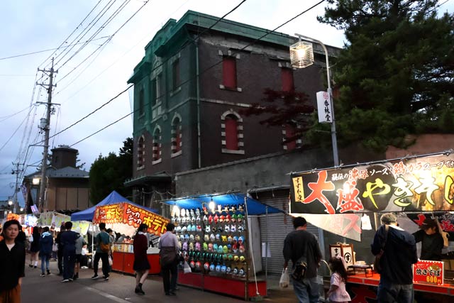 吉田天満宮の天満宮大祭宵宮の大通りの夜店