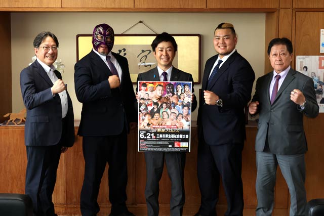 左から関川博理事、鈴木敬喜選手、滝沢亮市長、ビッグ・THE・良寛選手、乙川敏彦会長 