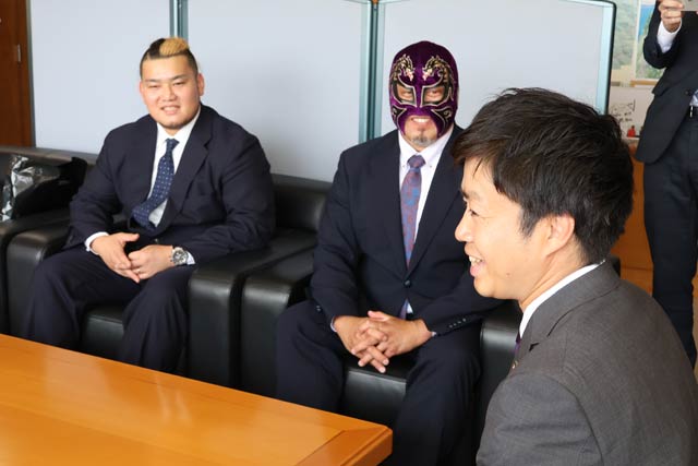 滝沢市長と歓談