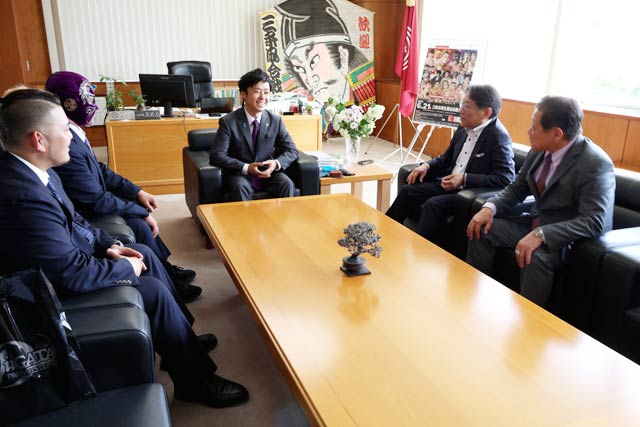滝沢市長と歓談