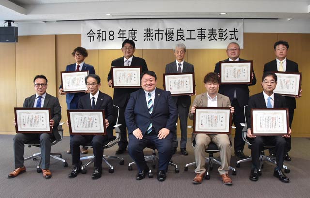 佐野市長を囲んで受賞者で記念写真