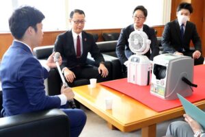 グリーンライフが三条市内小中学校に電動ミストファンなど50台寄贈 屋外活動の熱中症対策に