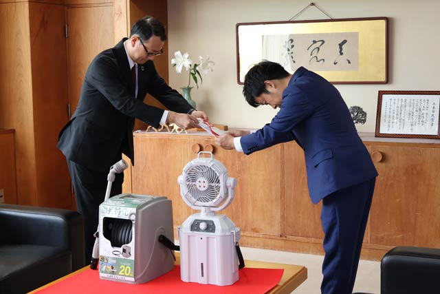外山社長(左)から目録を受ける滝沢市長