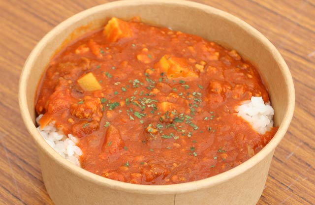 熊肉に豚肉も合わせタケノコを加えた中辛仕立て、トマトジュレを使ったさわやかな無水カレー
