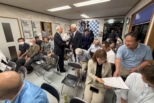 速報に喜びも半ばで確定を待つ佐野陣営