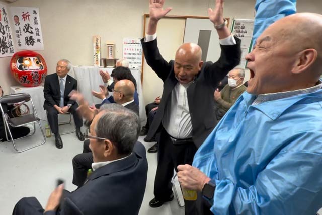 当選が決まり喜びを爆発させる　