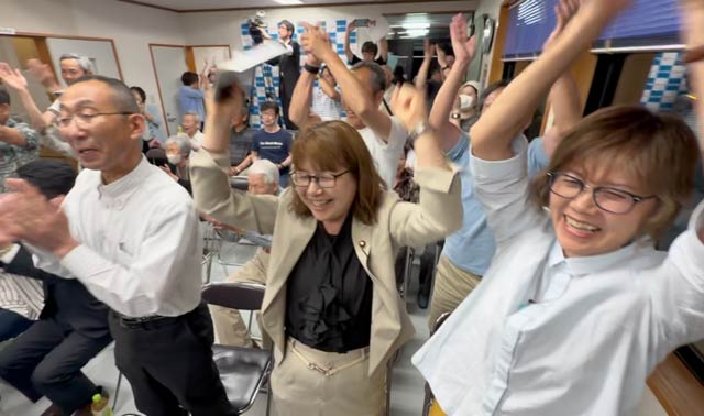 当選が決まり喜びを爆発させる