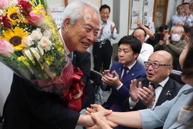支持者から花束を受ける佐野氏