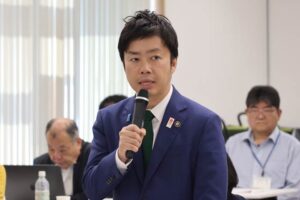 冒頭で会長としてあいさつする滝沢三条市長