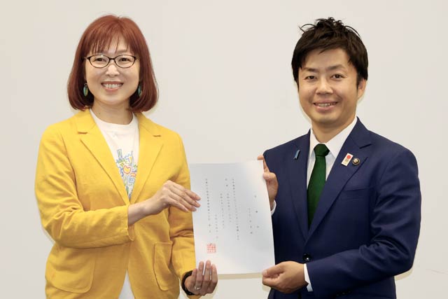 日本遺産おもてなしアドバイザーに就任したきずなクリエーション代表のなぐも友美さんと滝沢市長