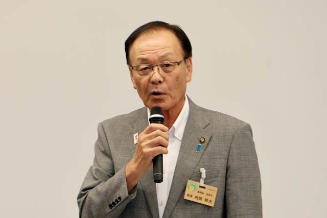 滝沢市長から会長のバトンを受けた内田魚沼市長