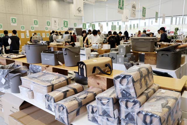 にぎわうアウトレット販売