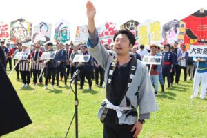 三条凧合戦の2日目の開幕式 戦災・震災を越え空につながる「いか」 初めて花角知事が来場