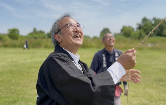 六角巻凧を揚げる花角知事