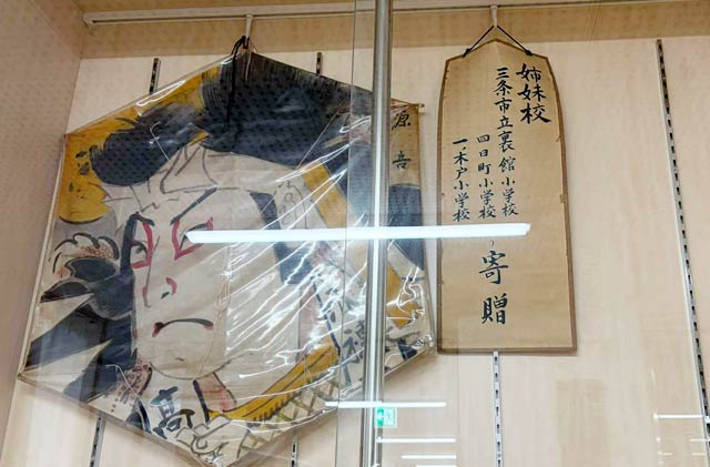 数矢小学校に贈られた六角巻凧一ノ木戸、裏館、四日町の三条市立小学校3校からの六角巻凧