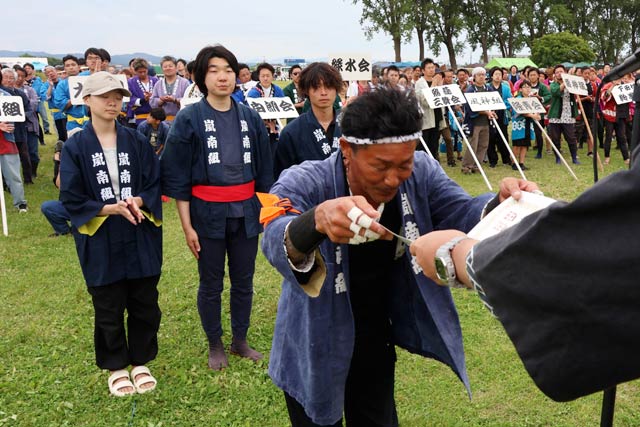 閉会式で最高得点優勝の白組・嵐南組