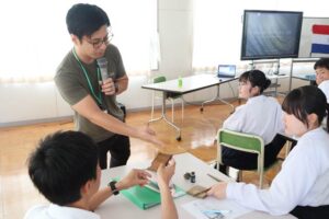 弥彦から世界へ飛び出した先輩が母校で講演 パラグアイ在住の立川巧雪さんが弥彦中3年生にエール