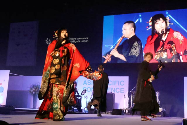鈴華ゆう子さんのライブパフォーマンス