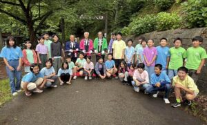 護摩堂山あじさいまつり開園 田上小6年生が休憩所のいすとアジサイ株を贈呈、3分咲きでこれから見ごろへ