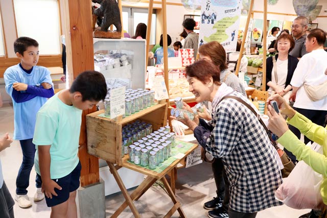 6年生が自分たちで開発した琥珀糖を販売