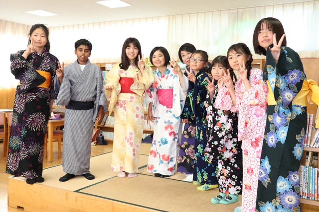 浴衣を着て記念写真