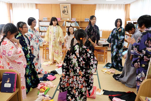 クラブ活動で着物着付けに挑戦