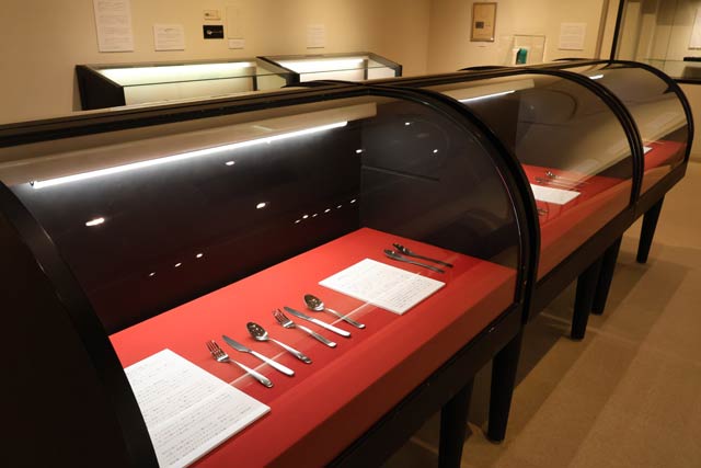 燕市産業史料館で開かれている「燕の金属洋食器デザイン展」