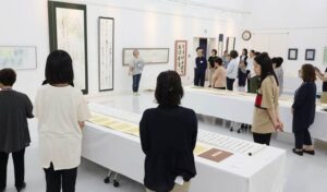 「ー書創ー綺羅」第8回書展 19日から三条東公民館で 64人が出品、最終日は中村暢子さんが席上揮毫 願いごとを短冊に書いて飾る七夕ワークショップも