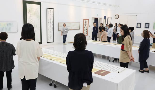 「第8回ー書創ー綺羅 書展」の展示作業