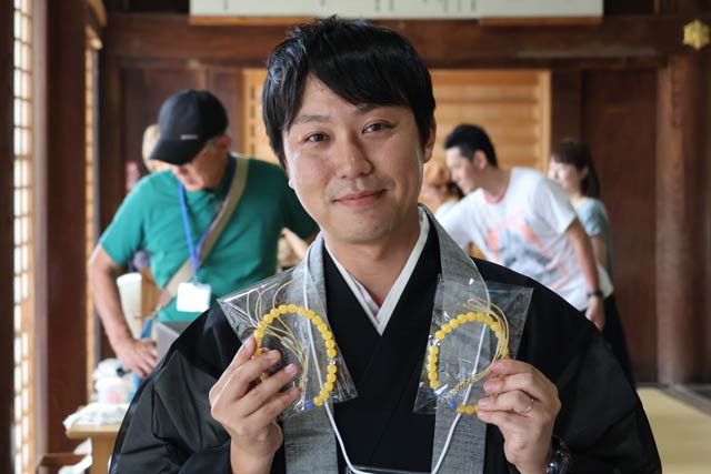 御坊市限定オリジナル念珠を手に村山実行委員長