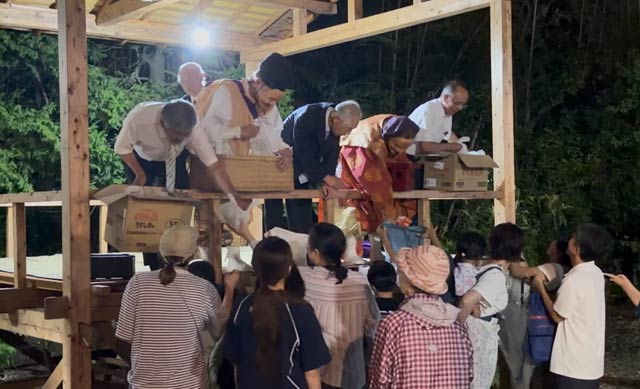 舞殿から菓子を配布