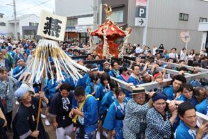 燕の技を肩で味わう 飛燕夏まつりで第35回燕1000人みこし 合併20周年記念でステンレス担ぎ棒が7年ぶり3回目の登場