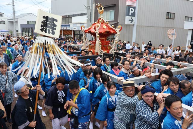飛燕夏まつり皮切りの燕1000人みこしで7年ぶり3回目の登場のステンレス製担ぎ棒で純金みこしを担ぐ
