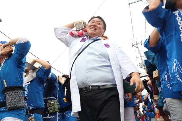 ステンレス棒を担ぐ佐野市長