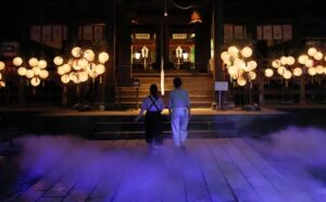 青海神社の夜に神域へと導く光 創建1300年の「あかりまいり」に青い海の雲海の新演出