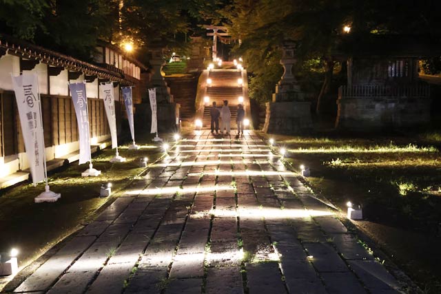 赤鳥居をくぐった先の石畳を照らす「導きのあかり」