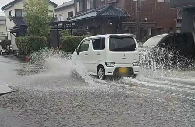 三条市曲渕地内で冠水した道路