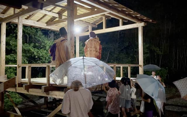 燕市・諏訪神社で行われた夏祭りの神楽を傘を差して見物