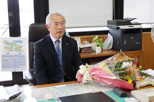 町長室でいすに座る佐野町長