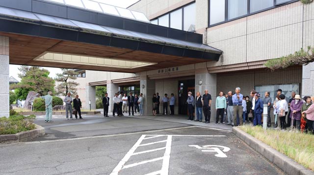 田上町役場正面玄関前で佐野町長を待つ支持者ら