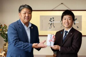 鹿峠会の若林会長(左)と滝沢市長