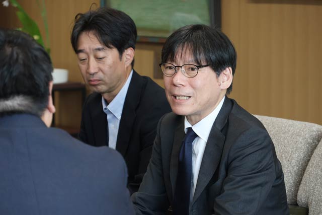佐野市長と歓談する吉川氏