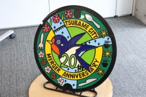 分水中2年・小川舞子さんのデザインを採用して完成した燕市合併20周年記念マンホールふた