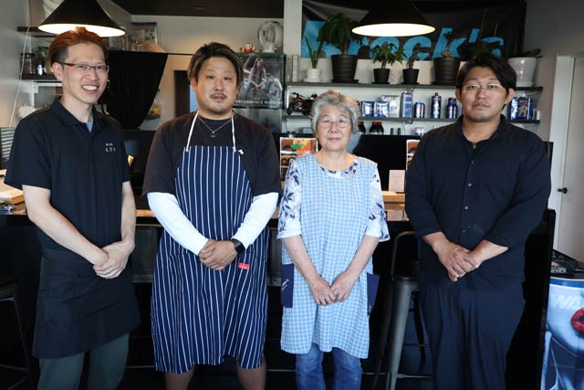 左から小柳大輔さん、土田一畿さん、その母信子さん、木村一馬さん