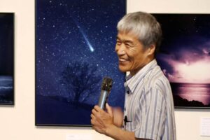 フィルムに焼き付けた星の光 弥彦の丘美術館で渡部佳則写真展「星の輝く場所」